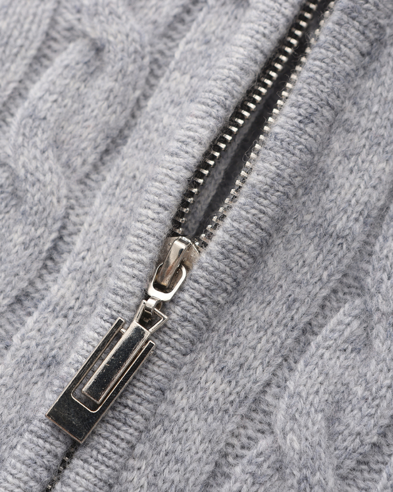 Foto do Suéter Bellagio da Pianizzo em 100% cashmere com half zip, gola alta e acabamento refinado