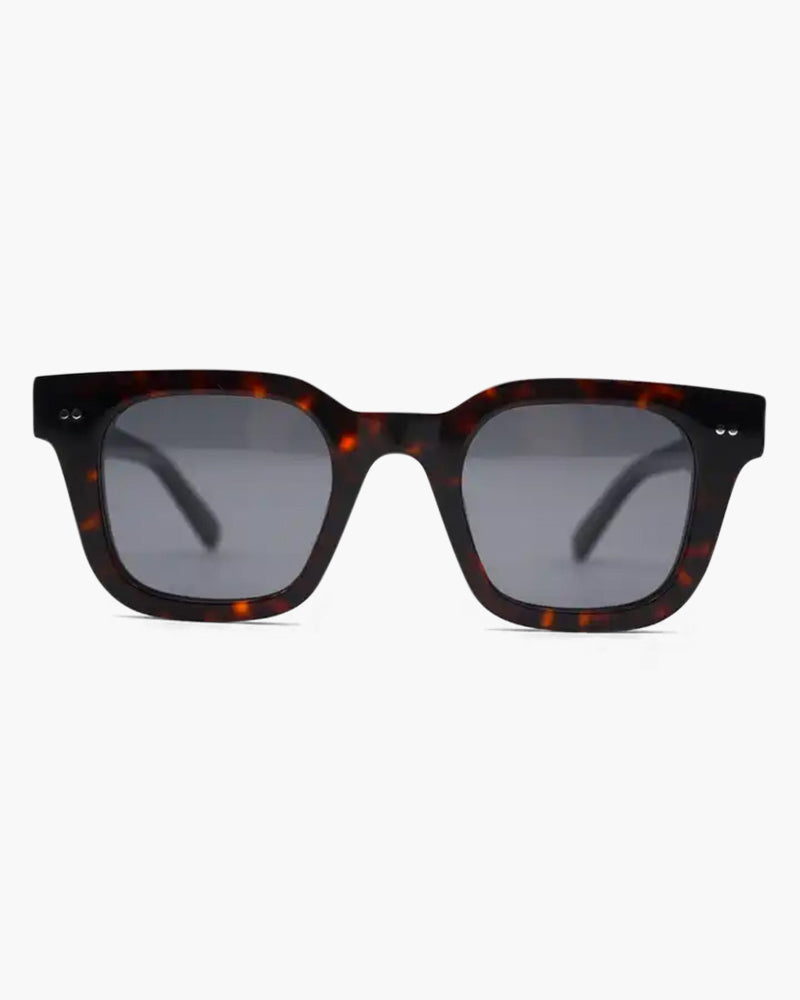 Reggio Sunglasses golden sand lens sunglasses on-body view outdoor editorial