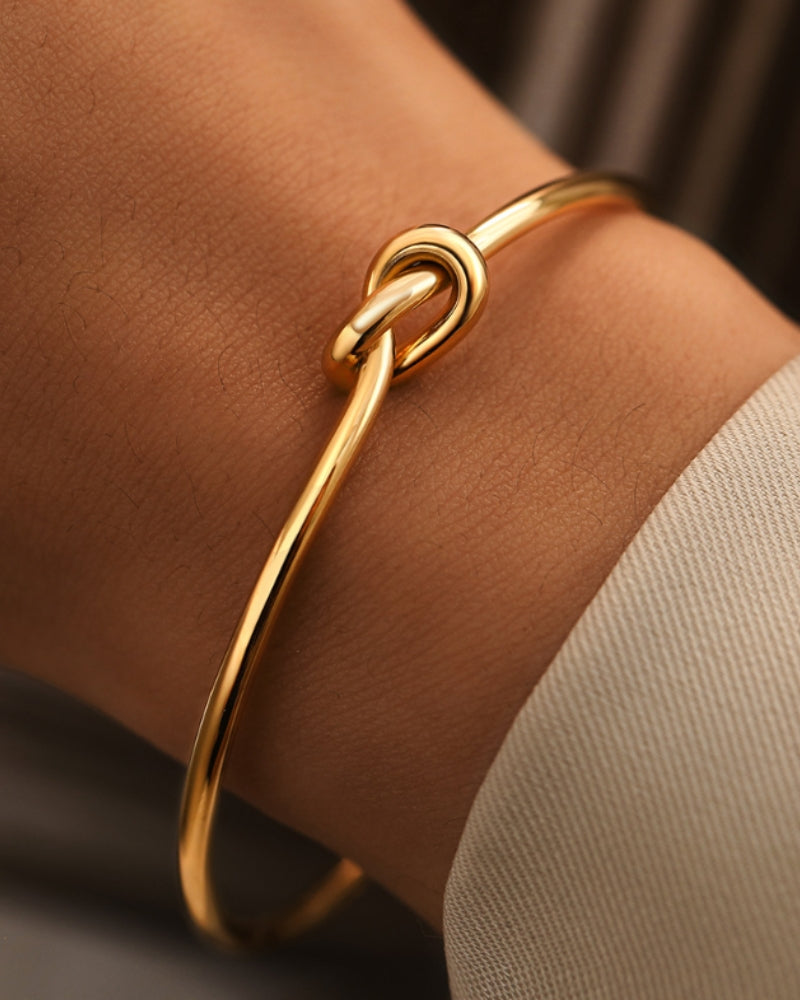 Eternity Knot Bracelet front view gold piece Italian Design