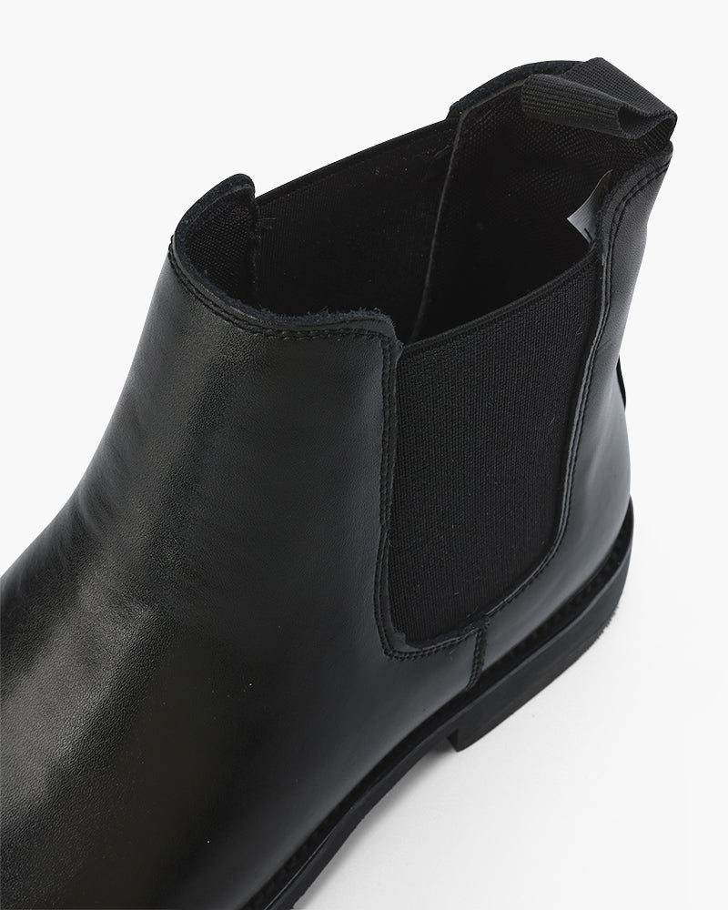 Foto das Botas Torino da Pianizzo em couro preta com elástico lateral e sola elegante