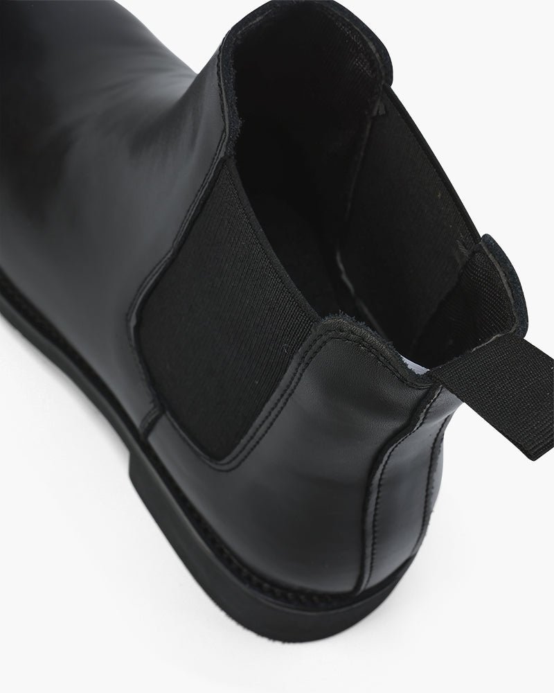 Foto das Botas Torino da Pianizzo em couro preta com elástico lateral e sola elegante