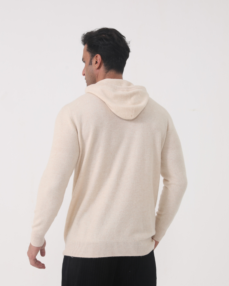 Man wearing 100% cashmere hoodie in Beige – Positano, front view, lightweight knit texture.