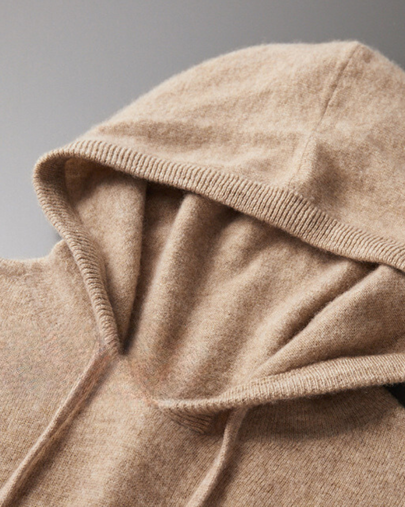 Man wearing 100% cashmere hoodie in Beige – Positano, front view, lightweight knit texture.
