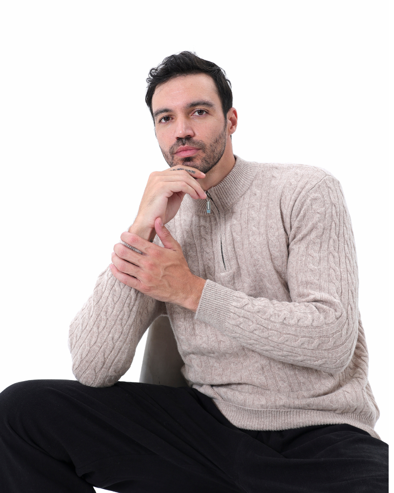 Foto do Suéter Bellagio da Pianizzo em 100% cashmere com half zip, gola alta e acabamento refinado