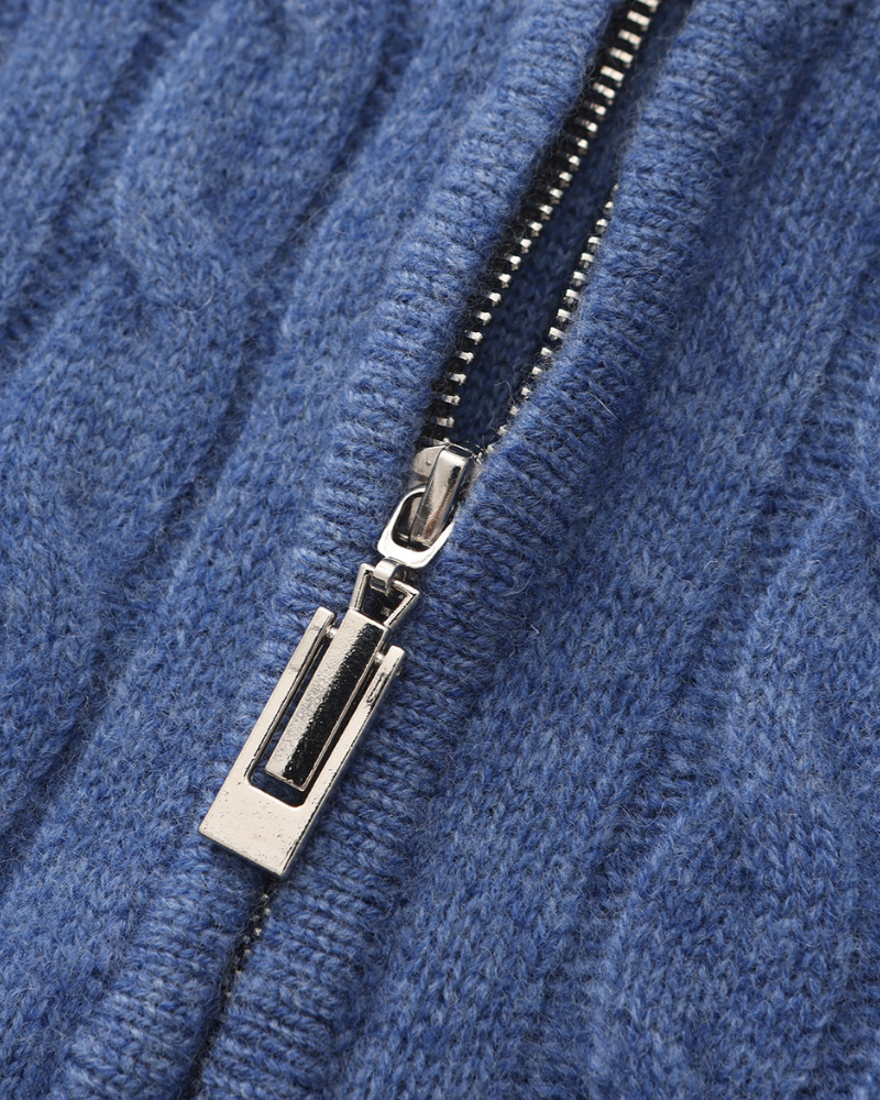 Foto do tecido do Suéter Bellagio da Pianizzo em 100% cashmere com half zip, gola alta e acabamento refinado