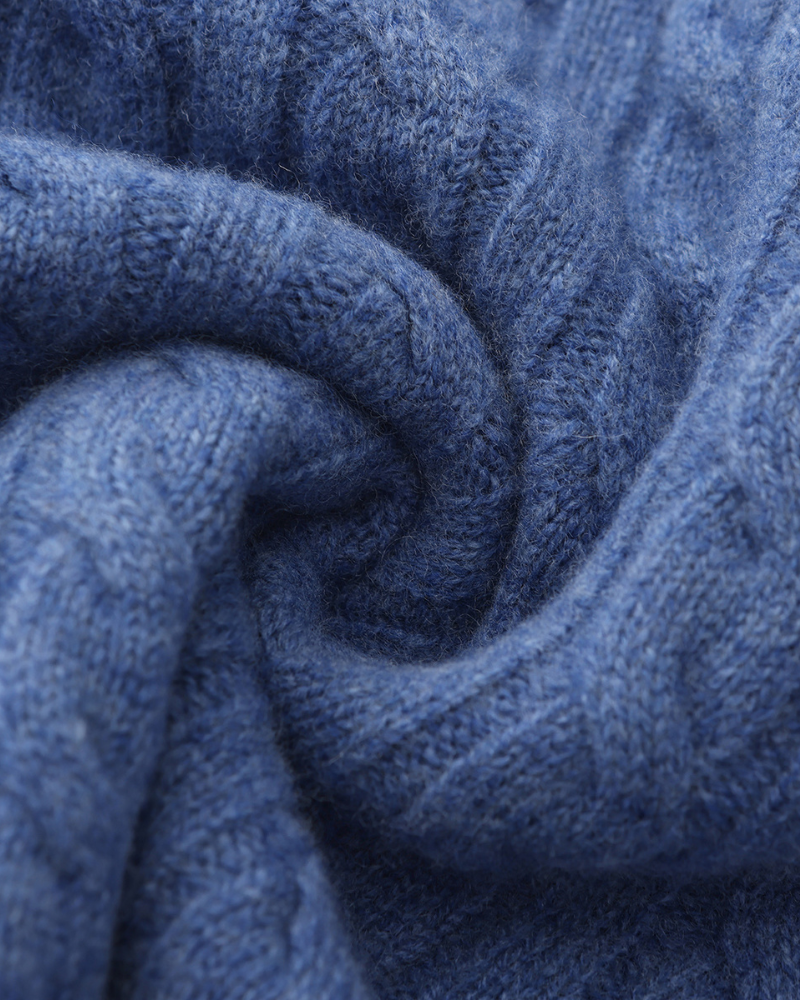 Foto do tecido do Suéter Bellagio da Pianizzo em 100% cashmere com half zip, gola alta e acabamento refinado