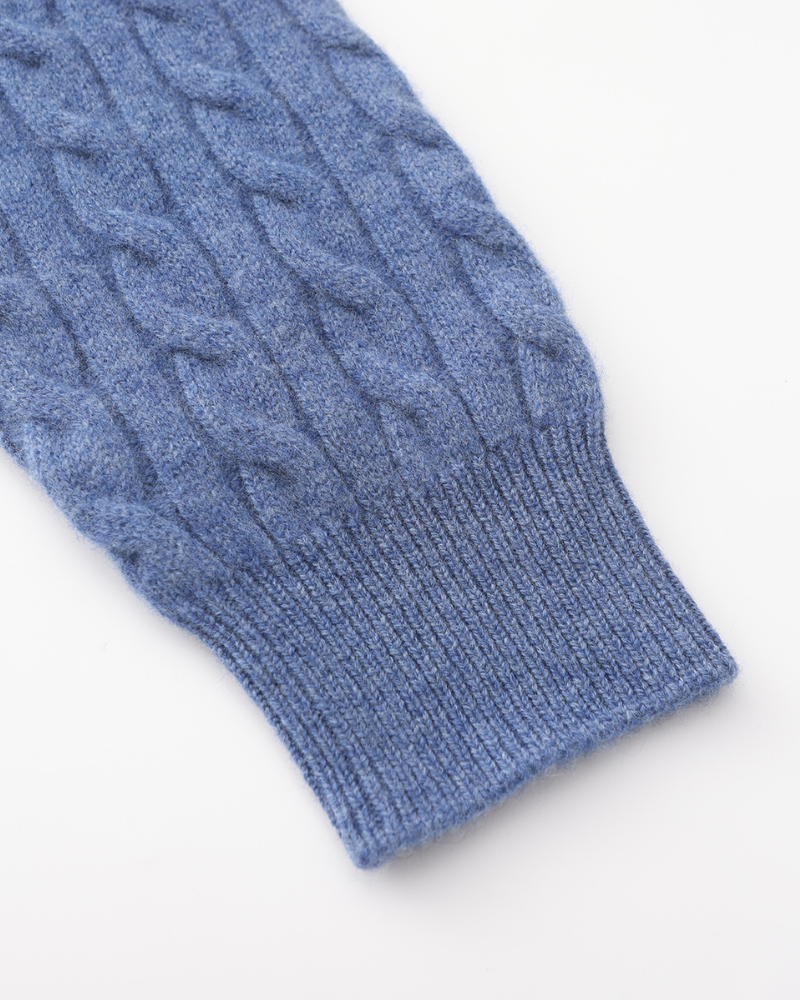 Foto da manga do Suéter Bellagio da Pianizzo em 100% cashmere com half zip, gola alta e acabamento refinado