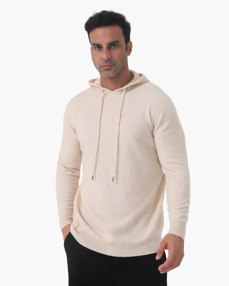 Man wearing 100% cashmere hoodie in Beige – Positano, front view, lightweight knit texture.