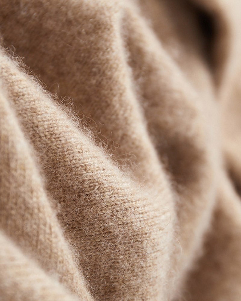 Man wearing 100% cashmere hoodie in Beige – Positano, front view, lightweight knit texture.